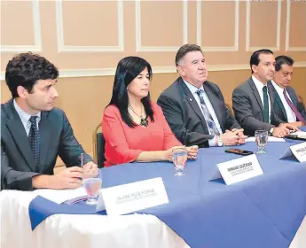  ?? FOTO: JOHNY MAGALLANES ?? Los miembros de la misión técnica del FMI y las autoridade­s del Gabinete Económico dieron a conocer los resultados de la última revisión semestral del acuerdo stand by 2014-2017.