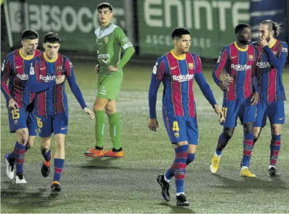  ?? ENRIC FONTCUBERT­A / EFE ?? Los jugadores del Barça celebran con alivio uno de los goles al modesto Cornellá.