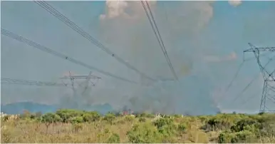  ?? PERFIL CEDOC ?? Fires in high tension towers on Paraná delta, the alleged cause for the blockout.