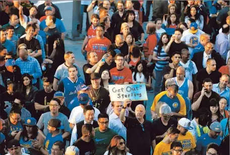  ?? Photog raphs by Robert Gauthier
Los Angeles Times ?? FANS LINE UP outside Staples Center before Tuesday night’s playoff game between the Clippers and the Golden State Warriors.