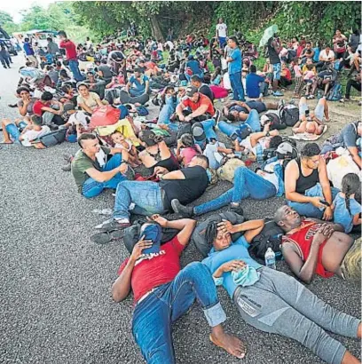  ?? AP ?? SIN RESPUESTA. Miles de personas están varadas en las fronteras norte y sur de México.