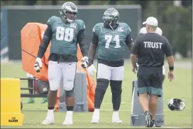  ?? THE ASSOCIATED PRESS POOL PHOTO ?? Jordan Mailata, left, talks to Jason Peters (71) during a drill at Eagles practice last Tuesday at the NovaCare Complex.