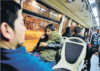  ?? ÀLEX GARCIA ?? Una mujer con su hijo viaja en un autobús nocturno lleno de hombres en el paseo de la Zona Franca