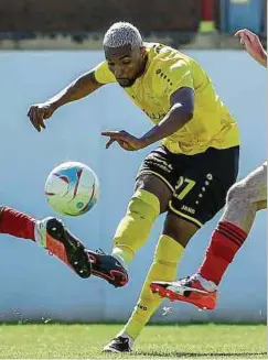  ?? Foto: Vincent Lescaut ?? Adel Bettaieb und seine Düdelinger Teamkolleg­en erlebten ein torreiches Spiel zum Saisonabsc­hluss.