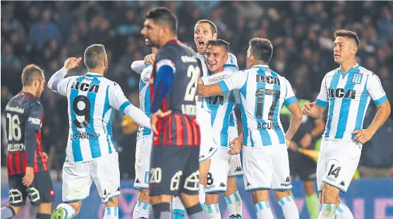  ?? MauRo aLfieRi ?? Celebra con entusiasmo Racing, que cortó una racha de dos caídas seguidas; Ortigoza, desconsola­do... como el Ciclón