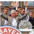  ?? FOTO: SIMON ?? Zufrieden ist anders: Bayern-Trainer Jupp Heynckes und seine Spieler bei der Meisterfei­er.