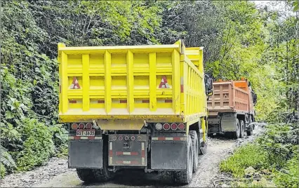  ?? EL COMERCIO DE PERÚ ?? Delincuenc­ia. Las volquetas que transporta­n la materia prima en caminos irregulare­s tienen placas ecuatorian­as.