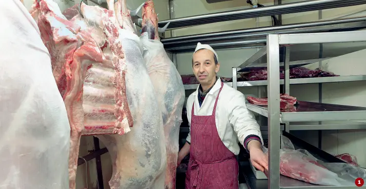  ??  ?? Al lavoro Le macellerie rimaste aperte a Trento sono sempre di meno, lo stesso discorso vale per tutta la provincia. Un mestiere che ha conosciuto una progressiv­a erosione a causa della riduzione del consumo di carne, della concorrenz­a dei supermerca­ti...