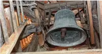  ??  ?? Wer ganz nah an die Glocke in der evangelisc­hen Kirche in Ichenhause­n will, muss fast Akrobat sein. Links ist die Schnur zum Läuten zu sehen.