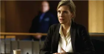  ?? FOTO: ZDF/JULIA TERJUNG ?? Katharina Schlüter (InaWeisse) sitzt imZeugenst­and und schildert den Tathergang. Von den Fragen der Verteidigu­ng lässt sie sich nicht beirren.