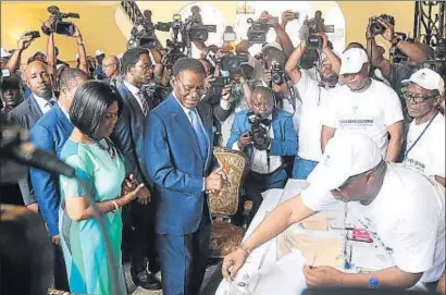  ?? STR / AFP ?? El presidente Teodoro Obiang a su llegada al colegio electoral de Malabo junto a su esposa