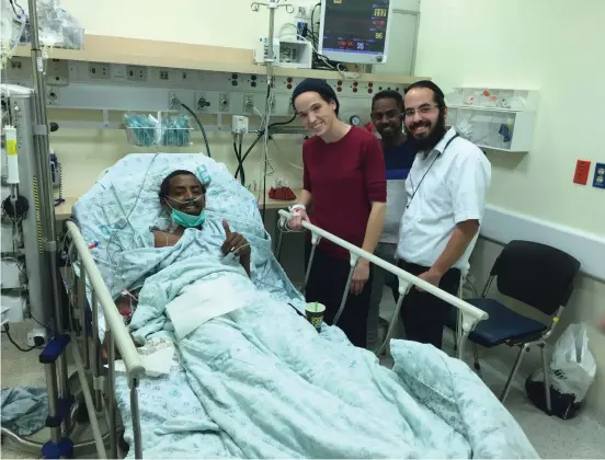  ?? (Hadassah University Medical Center) ?? ESTI AND husband Hanan visiting the recipient.