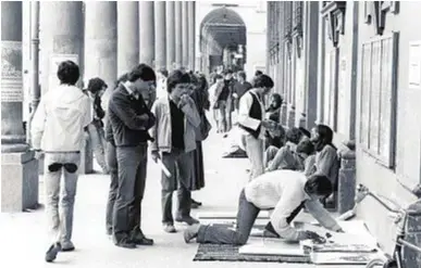  ??  ?? ll portico di Bologna del Teatro Comunale, davanti a piazza Verdi, in uno scatto del settembre 1977. Sotto, Francesco Guccini prof di italiano al Dickinson college di Bologna nel 1981; Lucio Dalla, scomparso nel 2012, in piazza Maggiore nel 1997