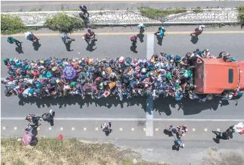  ?? FOTO: AGENCIA AFP ?? Algunos de los emigrantes hondureños que van en la caravana rumbo a Estados Unidos avanzan porque son llevados por todo tipo de vehículos.
