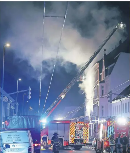  ?? FOTO: OELBERMANN /IMAGO ?? Bei dem Feuer in der Nacht auf den 25. März breiteten sich die Flammen rasend schnell aus und schnitten einer Familie mit zwei kleinen Töchtern im Dachgescho­ss des Hauses den Fluchtweg ab.