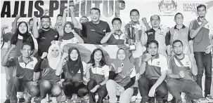  ?? — Gambar Bernama ?? TERBAIK: Naib Canselor UPSI, Prof Datuk Dr Mohammad Shatar Sabran (tiga kanan) bergambar bersama atlet dan pegawai UniMAP selepas dinobatkan juara SUKUM di UPSI.