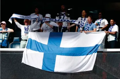  ??  ?? De finska fotbollssu­pportrarna sjunger självironi­skt om att ”Vi har bastun, brännvinet och yxan”.
■