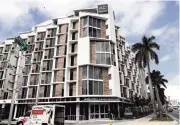  ?? JOSE A. IGLESIAS jiglesias@elnuevoher­ald.com ?? The AC Hotel by Marriott Miami Midtown at 3400 Biscayne Blvd. combines modern and MiMo architectu­re.