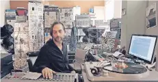  ?? FOTO: VERLEIH ?? Ricardo Villalobos in seiner Studio-Rumpelkamm­er.