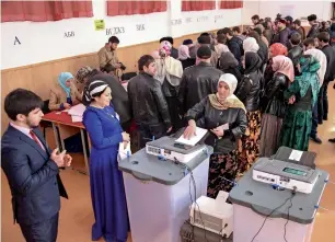  ?? AFP ?? Chechens vote during russia’s presidenti­al election at a polling station outside Grozny. —