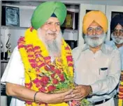  ?? HT PHOTO ?? Khalsa University new vicechance­llor Gurmohan Walia (left) being welcomed by prochancel­lor Rajinder Mohan Singh Chhina in Amritsar on Monday.