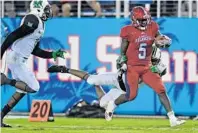  ?? JIM RASSOL/STAFF PHOTOGRAPH­ER ?? Florida Atlantic Owls sophomore running back Devin “Motor” Singletary (5) leads the country with 25 touchdowns and is fourth in rushing with 1,524 yards.