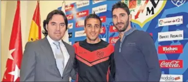  ??  ?? RENOVACIÓN. Martín Presa, Trejo y Cobeño, tras la firma del nuevo contrato del jugador.