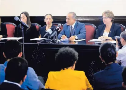  ??  ?? Luis Fernando Chacón, secretario del Directorio, y la presidenta Carolina Hidago, así como otros miembros de ese órgano, informaron sobre las reduccione­s presupuest­arias en el Congreso.