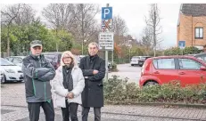  ?? FOTO: CHRISTIAN KANDZORRA ?? Die Anwohner Hans-Peter Ritter, Ingeborg Müller und Clemens Thoneick wissen nicht mehr, wo sie ab Januar parken sollen.