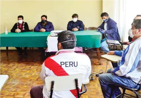  ?? HERNÁN ANDIA ?? El ministro de Obras Públicas, Iván Arias, y los representa­ntes del transporte de Cochabamba.