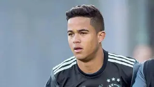  ??  ?? Figlio d’arte Justin Kluivert, figlio di Patrick, ex attaccante del Milan, ha 19 anni, gioca ad Amsterdam con l’Ajax e ha segnato finora 10 gol nel campionato olandese