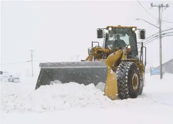  ??  ?? À Caraquet, la machinerie lourde se chargeait de la neige tombée sur le boulevard Saint-Pierre ouest. - Acadie Nouvelle: Vincent Pichard