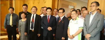  ??  ?? Cheng (front row, third left) shakes hands with Lee upon his arrival at Kuching Internatio­nal Airport yesterday. Also seen are leaders of Sarawak-based Chinese associatio­ns and other officials. — Photo by Muhd Rais Sanusi