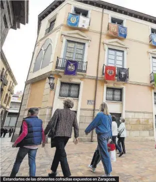  ??  ?? Estandarte­s de las diferentes cofradías expuestos en Zaragoza.