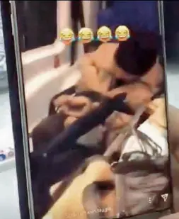  ??  ?? Nella foto l’immagine diffusa su Instagram delle molestie con la punta di un ombrello nell’ambulanza della Croce Bianca