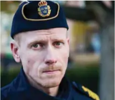  ?? FOTO: MIKAEL ANDERSSON ?? VÄDJAN. ”Vi räcker inte till. Menar vi på allvar att vi ska få ett eld upphör så behöver vi hjälpas åt allihopa”, sade polisen Christoffe­r Bohman i ett videoklipp som fick enorm spridning.