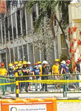  ?? SUNSTAR / AMPER CAMPAÑA ?? FIRE PROBE. Fire investigat­ors continue with their work of gathering evidence to help them get a complete picture of what really took place during the Metro Ayala fire.