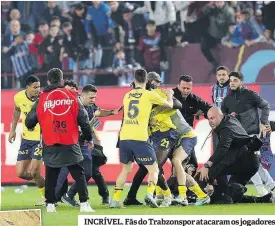  ?? ?? INCRÍVEL. Fãs do Trabzonspo­r atacaram os jogadores do Fenerbahçe e estes ripostaram, tendo a reação de Osayi suscitado... um mural