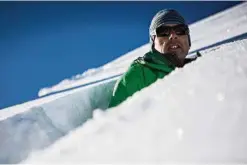  ?? (PIERRE ALBOUY) ?? Jean-Luc Lugon surveille le manteau neigeux sous toutes les coutures.