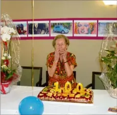  ?? (Photo DR) ?? La centenaire, très émue, a célébré son anniversai­re avec ses proches.