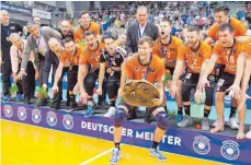  ?? FOTOS: GÜNTER KRAM ?? So sah es zuletzt immer aus: Die Volleyball­er des VfB Friedrichs­hafen (links, Bild aus 2019) trauern um ein verlorenes Play-off-Finale, während die Mannschaft der Berlin Recycling Volleys (rechts, Bild aus 2018) die deutsche Meistersch­aft bejubelt.