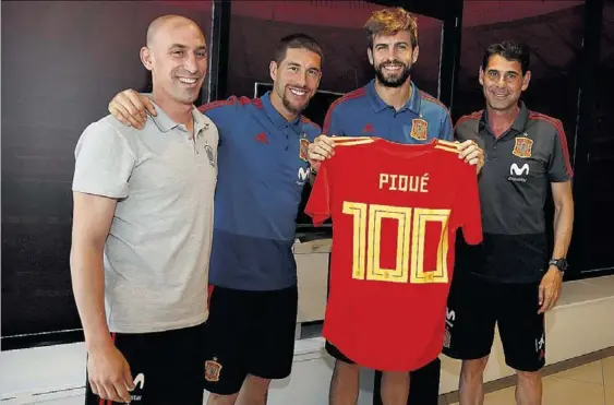  ?? // SEFUTBOL ?? Gerard Piqué recibió el cariño y un emotivo regalo de sus compañeros para celebrar los 100 partidos con La Roja que cumplió contra Irán. Hierro quiere que siga en la selección tras el Mundial, pero no parece fácil