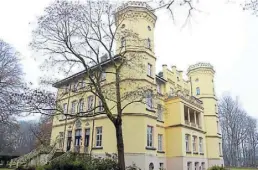  ?? DPA-BILD: Bernd F. Meier ?? Neogotisch­er Stil des 19. Jahrhunder­ts: Schloss Schwansbel­l mit seinen achteckige­n Türmen.