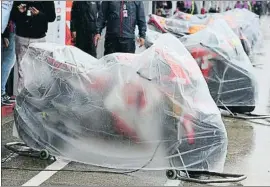  ?? TIM KEETON / EFE ?? Máquinas de MotoGP protegidas de la lluvia en Silverston­e