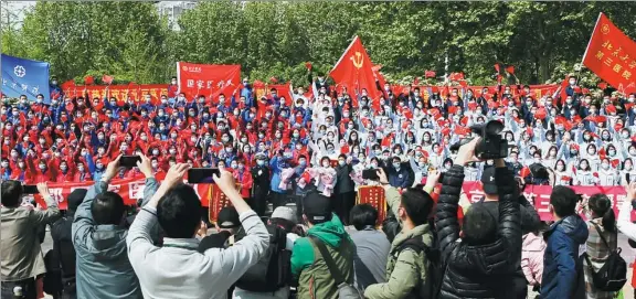  ?? ZHOU GUOQIANG / FOR CHINA DAILY ?? Residents of Wuhan, Hubei province, bid farewell on Monday to medical workers from Beijing who are departing after the novel coronaviru­s has basically been contained in the former epicenter of the outbreak. The medical workers fought the virus for over 70 days in Wuhan.