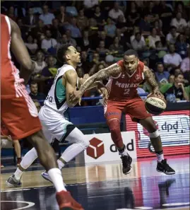  ??  ?? Cette fois, c’est D.J. Cooper qui a pris le dessus sur Elie Okobo. La Roca Team a toujours contrôlé au Palais. (Photos PQR Sud/Ouest)