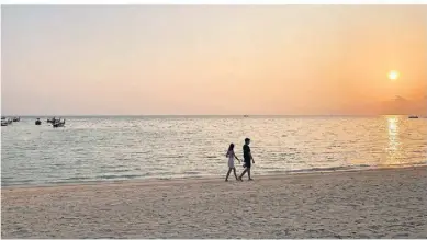  ?? ?? Idyllische Stille statt wilde Party: Den Strand der Bucht Loh Ba Kao Bay auf Phi Phi Don haben Urlauber fast für sich allein.