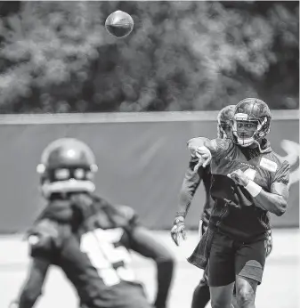  ?? Brett Coomer / Staff photograph­er ?? Texans quarterbac­k Deshaun Watson was on pace for 43 touchdown passes as a rookie last year before tearing his ACL in practice.