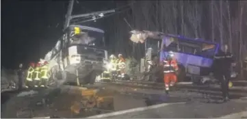  ?? (Doc France bleu) ?? Le bus a été littéralem­ent coupé en deux par la motrice du TER.