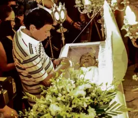  ??  ?? MAYOR Rodrigo Duterte at the wake of slain rebel leader Leoncio Pitao.